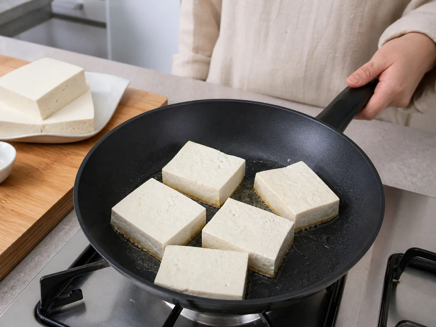 두부 안 부서지고 안 달라붙게 부치기 3단계
